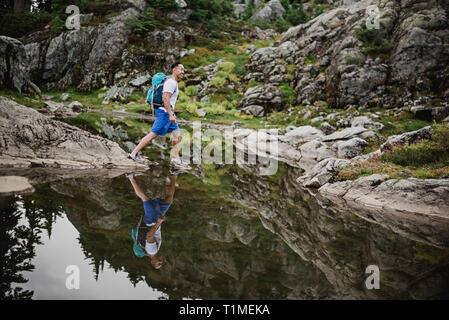 L'homme au-dessus de l'eau, randonnée Montagne Chien, BC, Canada Banque D'Images