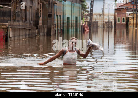 2015 Inondations en Amazonie brésilienne, Taquari, district de la ville de Rio Branco, l'état d'Acre. Les inondations ont touché des milliers de personnes dans l'Etat d'Acre, dans le nord du Brésil, depuis le 23 février 2015, lorsque certaines des rivières de l'état, en particulier l'Acre, la rivière a débordé. De plus fortes précipitations a forcé les niveaux de la rivière plus haut encore, et le 03 mars 2015, le gouvernement fédéral du Brésil a déclaré l'état d'urgence dans l'état d'Acre, où les conditions d'inondations situation a été décrite comme la pire en 132 ans. Une des zones les plus touchées est la capitale de l'état, Rio Branco, où le niveau de la rivière Acre accédons Banque D'Images