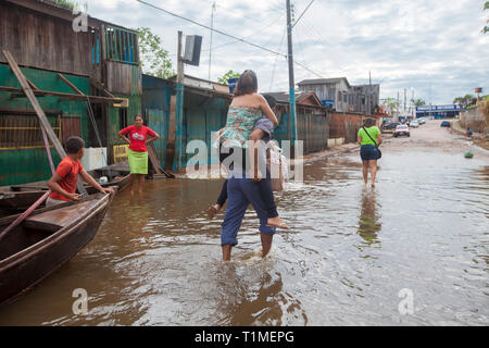 2015 Inondations en Amazonie brésilienne, Taquari, district de la ville de Rio Branco, l'état d'Acre. Les inondations ont touché des milliers de personnes dans l'Etat d'Acre, dans le nord du Brésil, depuis le 23 février 2015, lorsque certaines des rivières de l'état, en particulier l'Acre, la rivière a débordé. De plus fortes précipitations a forcé les niveaux de la rivière plus haut encore, et le 03 mars 2015, le gouvernement fédéral du Brésil a déclaré l'état d'urgence dans l'état d'Acre, où les conditions d'inondations situation a été décrite comme la pire en 132 ans. Une des zones les plus touchées est la capitale de l'état, Rio Branco, où le niveau de la rivière Acre accédons Banque D'Images