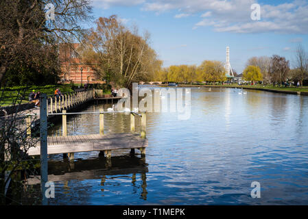 Une vue sur la rivière Avon à bord de l'eau et du parc, avec le bac de roue et jetée promenade le long de la rivière au premier plan. Banque D'Images