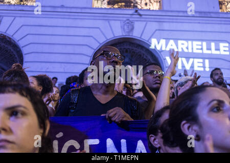 Démonstration pour Marielle Franco, homme politique brésilien, féministe et militante des droits de l'homme, assassiné le 14 mars 2018 à Rio de Janeiro - elle avait été un critique virulent de brutalités policières et d'exécutions extrajudiciaires. Obtenez des manifestants, émotionnelle vive' signifie 'Marielle Marielle est vivant, le centre-ville de Rio de Janeiro, Brésil. Banque D'Images