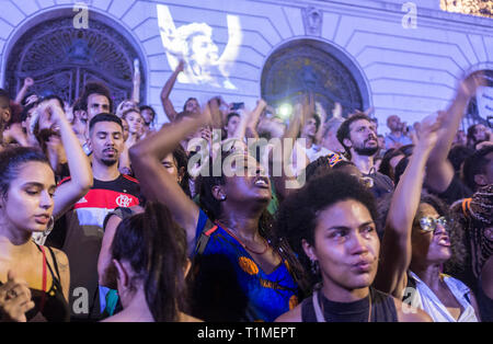 Démonstration pour Marielle Franco, homme politique brésilien, féministe et militante des droits de l'homme, assassiné le 14 mars 2018 à Rio de Janeiro - elle avait été un critique virulent de brutalités policières et d'exécutions extrajudiciaires. Les manifestants s'émotionnel, centre-ville de Rio de Janeiro, Brésil. Banque D'Images