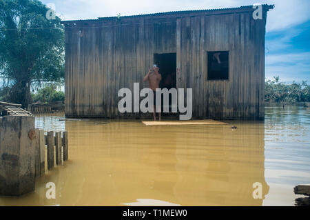 2015 Inondations en Amazonie brésilienne, vie quotidienne normale, l'homme se rase devant maison inondée à Taquari, district de la ville de Rio Branco, l'état d'Acre. Les inondations ont touché des milliers de personnes dans l'Etat d'Acre, dans le nord du Brésil, depuis le 23 février 2015, lorsque certaines des rivières de l'état, en particulier l'Acre, la rivière a débordé. De plus fortes précipitations a forcé les niveaux de la rivière plus haut encore, et le 03 mars 2015, le gouvernement fédéral du Brésil a déclaré l'état d'urgence dans l'état d'Acre, où les conditions d'inondations situation a été décrite comme la pire en 132 ans. Banque D'Images