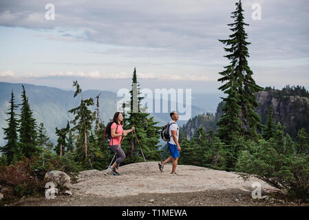 Couple hiking on mountaintop, Dog Mountain, BC, Canada Banque D'Images