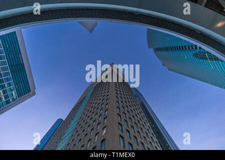Les tours d'immeubles de Tokyo près de Higashi-Shimbashi. Minato Ward Banque D'Images