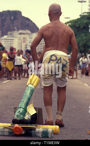 L'humour à Rio de Janeiro le carnaval de rue - Paz en portugais signifie la paix - blague en référence à la violence urbaine de la ville - plage de Copacabana trottoir, le Brésil. Banque D'Images