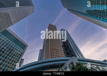 Les tours d'immeubles de Tokyo près de Higashi-Shimbashi. Minato Ward Banque D'Images