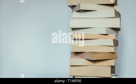 Pile de livres avant arrière-plan gris Banque D'Images