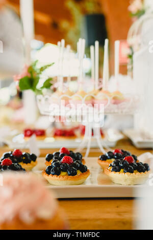 Fruits rouges sur tartelettes de pâte feuilletée, colorée et bien ciblés. Banque D'Images