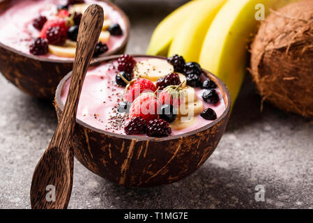 Plaque de coco dans un bol d'acai. Banque D'Images