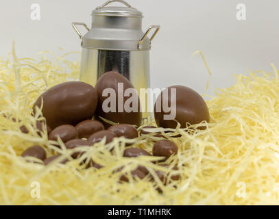 Pâques à la ferme, les produits laitiers, des œufs en chocolat et pot à lait à l'ancienne Banque D'Images