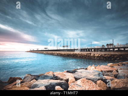 Ou Alicante Alacant est célèbre ville de Valence et d'espagnol et de port en Espagne. C'est Costa Blanca - la côte de la mer méditerranée. Vue sur le pont Banque D'Images