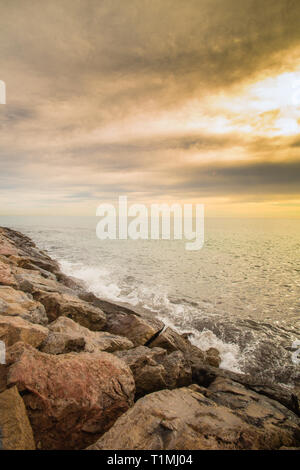 Ou Alicante Alacant est célèbre ville de Valence et d'espagnol et de port en Espagne. C'est Costa Blanca - la côte de la mer méditerranée. Temps nuageux sur t Banque D'Images