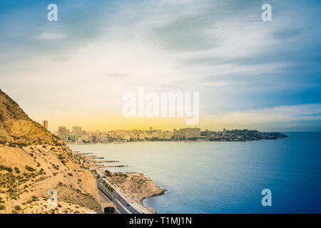 Ou Alicante Alacant est célèbre ville de Valence et d'espagnol et de port en Espagne. C'est Costa Blanca - la côte de la mer méditerranée. Vue sur une montagne Banque D'Images