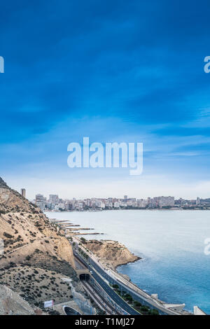 Ou Alicante Alacant est célèbre ville de Valence et d'espagnol et de port en Espagne. C'est Costa Blanca - la côte de la mer méditerranée. Vue sur une montagne Banque D'Images