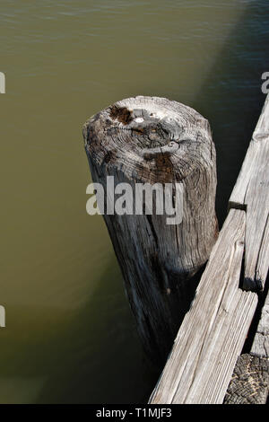 Jetée en bois d'entrée de la plate-forme ocean bateau dock Banque D'Images