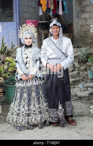 Un couple nouvellement marié en robe de mariage traditionnel, Sulawesi, Indonésie Banque D'Images