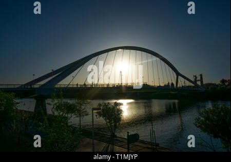 Le Puente de la Barqueta sur la rivière Guadalquivir à Séville au coucher du soleil Banque D'Images