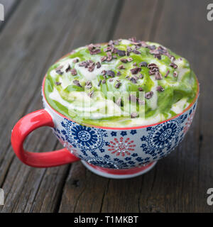 La vanille et la crème glacée à la menthe smoothie banane bol Banque D'Images