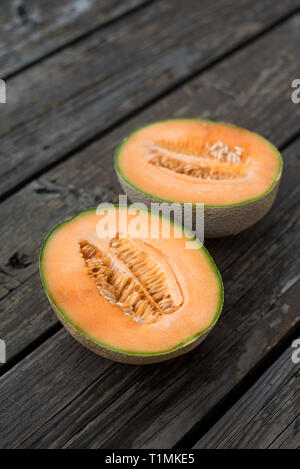 Cantaloup, coupé en deux Banque D'Images