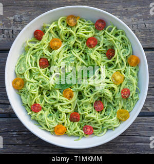 Les courgettes et nouilles Pâtes au pesto avec tomates raisins Banque D'Images