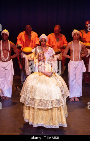 Une performance de l'Balle Folclorico da Bahia Brésil École de danse dans le centre historique de Salvador, Bahia Banque D'Images