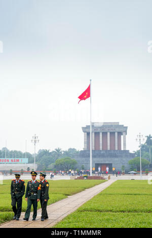 Quelques gardes en face de la mausolée de Ho Chi Minh sur place Ba Dinh, dans le centre de Hanoi, Vietnam Banque D'Images