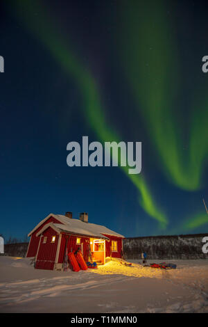 Aurore boréale sur Ravnastua Mountain Lodge, sur la piste de ski Finnmarksvidda. Plateau de Finnmarksvidda, Finnmark, Norvège. Banque D'Images