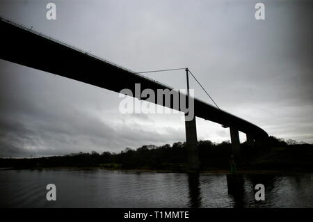 AJAXNETPHOTO. ERSKINE, l'Écosse. - BLACKSPPOT - un suicide898 PONT DU CHEMIN d'Erskine May TRAVERSANT LA RIVIÈRE CLYDE. photo:JONATHAN EASTLAND/AJAX REF:R122902 2183 Banque D'Images