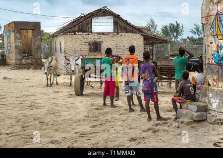 Andavadoaka, Madagascar - Janvier 13th, 2019 : Le Centre d'information pour la communauté et les gens sur la rue sablonneuse d'Andavadoaka, Madagascar. Banque D'Images