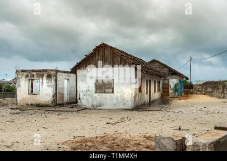 Andavadoaka, Madagascar - Janvier 13th, 2019 : construction rustique sur une route de sable à Andavadoaka, Madagascar. Banque D'Images