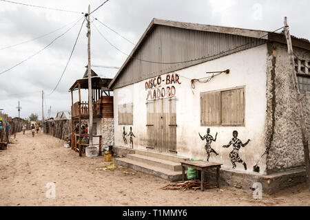 Andavadoaka, Madagascar - Janvier 13th, 2019 : Le bar-discothèque Madoso au marché central d'Andavadoaka, Madagascar. Banque D'Images