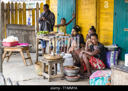 Andavadoaka, Madagascar - Janvier 13th, 2019 : femmes malgaches vendent des produits alimentaires mis sur des tables en bois à Andavadoaka, Madagascar. Banque D'Images