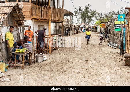 Andavadoaka, Madagascar - Janvier 13th, 2019 : rue sablonneuse avec blocage du magasin et les gens de l'alimentation et des services commerciaux à Andavadoaka, Madagascar. Banque D'Images