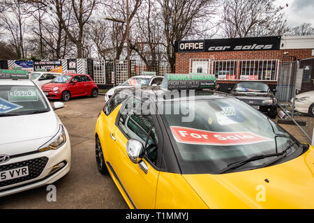 Vue générale de la rue d'une voiture d'avant-cour Vente sur une voiture d'occasion d'argumentaires de vente sur le côté de la route Banque D'Images