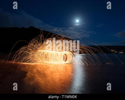 Un coup de laine d'acier sur Mill Bay Beach dans le Devon. La laine d'acier implique la photographie à l'aide d'un fouet,la laine d'acier et un chien de plomb. Banque D'Images