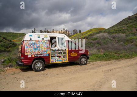 Lake Elsinore, Californie - le 20 mars 2019 : Un camion de crème glacée est stationnée le long de la piste à Walker Lake Elsinore Canyon en Californie pendant le coquelicot Banque D'Images