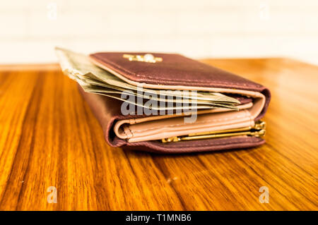 Cinq cents Indiens (500) Trésorerie roupie note de couleur brune wallet sac à main en cuir sur une table en bois. L'entreprise Financement de l'économie concept. Vue côté ange ext Banque D'Images