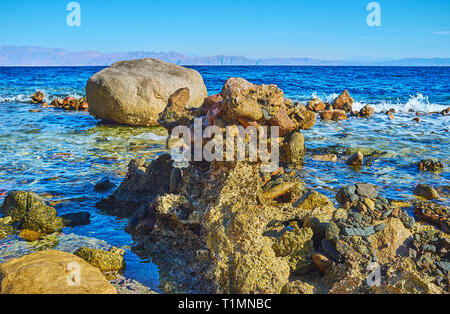 Les marins du golfe d'Aqaba, avec une vue sur bouldrs, squelette de corail et l'ondulation sur la surface de l'eau d'un bleu profond, le Sinaï, en Égypte. Banque D'Images