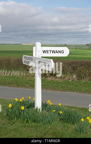 Signe de route au village de Wetwang, East Yorkshire, England UK Banque D'Images
