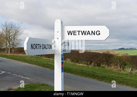 Signe de route au village de Wetwang, East Yorkshire, England UK Banque D'Images