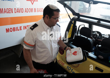 Manager de département de 'Magen David Adom d'Israël des services médicaux d'urgence nationale détient un appareil de défibrillation portable pour le traitement des troubles du rythme cardiaque. Banque D'Images