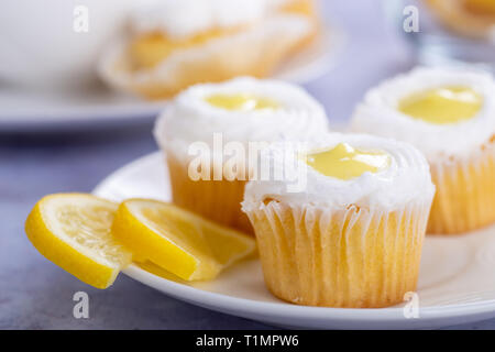 Libre d'un groupe de citron cupcakes avec glaçage blanc sur une plaque Banque D'Images