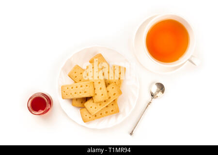 Biscuits au beurre sablés écossais, tourné à partir de ci-dessus, sur un fond blanc avec une tasse de thé, un pot de confiture, et un lieu pour le texte Banque D'Images