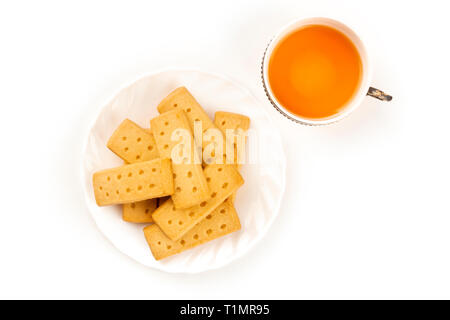 Une photo gros plan de biscuits sablés écossais, tourné par le haut sur un fond blanc avec une tasse de thé et copy space Banque D'Images