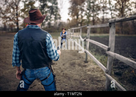 Cowboy avec fusil se prépare à gunfight, vue arrière Banque D'Images
