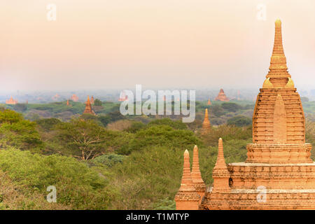 Vue rapprochée d'un des nombreux temples à Bagan (anciennement païenne) au coucher du soleil. Le site archéologique de Bagan est une attraction principale de Myanmar. Banque D'Images