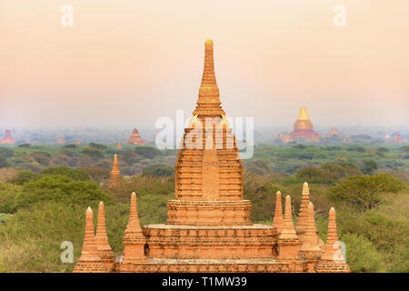 Vue rapprochée d'un des nombreux temples à Bagan (anciennement païenne) au coucher du soleil. Le site archéologique de Bagan est une attraction principale de Myanmar. Banque D'Images