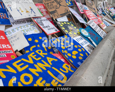 Certaines des plaques anti fait main Brexit laissés à l'extérieur de l'immeuble de bureaux du Cabinet sur Whitehall au cours de la voix, 23 mars 2019 Mars, Whiteh Banque D'Images