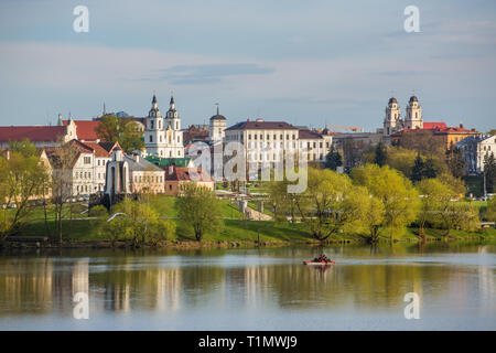 Voir à l'Île des larmes, Pradmestse Traetskae memorial (banlieue de la Trinité) et la haute-ville de Minsk, Biélorussie. La ville de Minsk, Bélarus au printemps. Banque D'Images